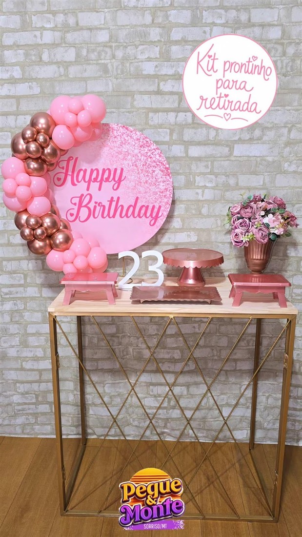 Kit Happy Birthday rosa montado sobre mesa dourada